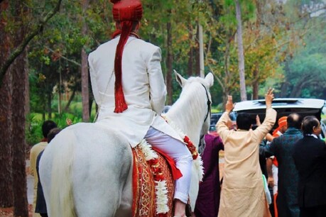 चमोली. उत्तराखंड के चमोली ज़िले के लंगासू जयकंडी के पास बदरीनाथ हाइवे पर भारी चट्टानी मलबा आने से बदरीनाथ हाइवे चार घंटे तक बाधित रहा. इस दौरान दोनों ओर लंबा जाम लग गया. घंटों सड़क बंद होने के चलते बारिश और ठंड के बीच लोगों को पैदल ही दूसरी ओर जाना पड़ा. शादी करने जा रहा एक दूल्हा भी बारात संग इस जाम में फंस गया था और मुहुर्त का ध्यान रखते हुए वह भी पैदल ही दुल्हन को लेने चल पड़ा. (Demo Pic)
