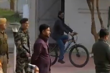 Jharkhand Assembly Election Result 2019: परिणाम से उत्साहित हेमंत सोरेन साइकिल पर निकले, देखें वीडियो Jharkhand Assembly Election Result 2019: परिणाम से उत्साहित हेमंत सोरेन साइकिल पर निकले, देखें वीडियो