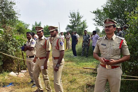 हैदराबाद एनकाउंटर: कैमरे के सामने दोबारा होगा पोस्टमार्टम, HC ने दिए आदेश हैदराबाद एनकाउंटर: कैमरे के सामने दोबारा होगा पोस्टमार्टम, HC ने दिए आदेश