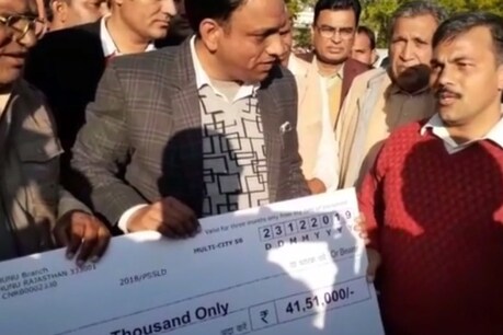 झुंझुनूं: ग्रामीणों ने रचा अनूठा इतिहास, स्कूल के लिए घर-घर से एकत्र किए 41.51 लाख रुपए झुंझुनूं: ग्रामीणों ने रचा अनूठा इतिहास, स्कूल के लिए घर-घर से एकत्र किए 41.51 लाख रुपए