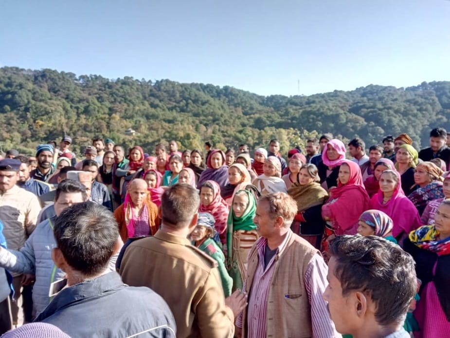 कांगड़ा के बैजनाथ में मौके पर पहुंचे ग्रामीण. (FILE PHOTO)