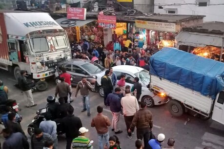 हिमाचल के कांगड़ा में बेकाबू ट्राले ने पांच वाहनों को मारी टक्कर, 8 घायल हिमाचल के कांगड़ा में बेकाबू ट्राले ने पांच वाहनों को मारी टक्कर, 8 घायल