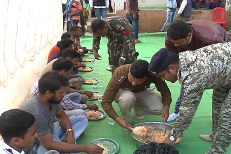 कोंडागांव में पुलिस ने गरीब व बच्चों को खाना खिलाया.