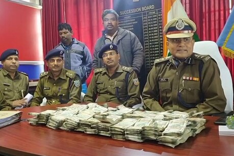 पाकुड़ में पुलिस ने एक घर से 44 लाख रुपये बरामद किये