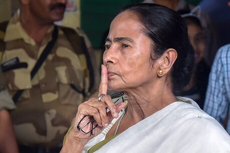 ऑफिसर ने कहा है कि वो हर सुबह स्वामी विवेकानंद और ममता की तस्वीरें देखते हैं.