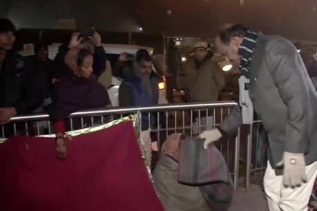 दिल्ली में बढ़ी सर्दी और ठिठुरन, लोकसभा अध्यक्ष ने AIIMS के पास बेघरों को बांटे कंबल दिल्ली में बढ़ी सर्दी और ठिठुरन, लोकसभा अध्यक्ष ने AIIMS के पास बेघरों को बांटे कंबल