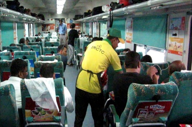 अब ट्रेन में होगी 'खुशियों की डिलीवरी', रेलवे शुरू करने जा रहा ये खास सुविधा