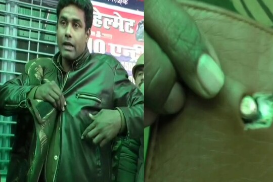 वैलेट में फंसी गोली को दिखाते कांस्टेबल विजेंद्र कुमार. 