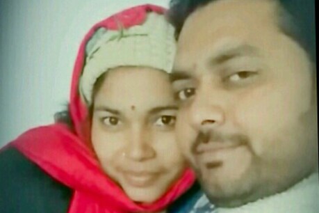 अलीगढ़: वर्दी वाली बीबी ने आठ साल बाद गुपचुप तरीके से रचाई दूसरी शादी, कार्रवाई के लिए भटक रहा पति अलीगढ़: वर्दी वाली बीबी ने आठ साल बाद गुपचुप तरीके से रचाई दूसरी शादी, कार्रवाई के लिए भटक रहा पति