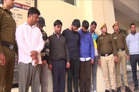 गुरुग्राम: फर्जी कॉल सेंटर का भंडाफोड़, 8 युवतियों सहित 14 गिरफ्तार गुरुग्राम: फर्जी कॉल सेंटर का भंडाफोड़, 8 युवतियों सहित 14 गिरफ्तार