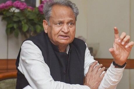 सीएम गहलोत ने कहा कि फिल्म वितरकों को चाहिए कि फिल्म के प्रदर्शन को लेकर जाट समाज के लोगों से बगैर देर किए संवाद करें.
