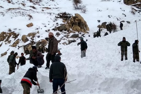 जम्मू-कश्मीर के कुपवाड़ा में हिमस्खलन में सेना के कई जवान दब गए हैं (सांकेतिक फोटो, ANI)