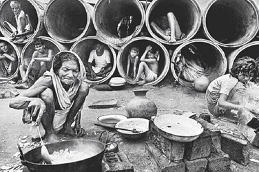  तब के पूर्वी पाकिस्तानवासियों का मानना है कि इस दौरान बर्बर सेना ने 30 लाख से भी ज्यादा लोगों को मौत के घाट उतार दिया था. जब भारत ने अमेरिका और पाकिस्तान से लोकप्रिय नेता शेख मुजीबुर्रहमान को जेल से आजाद करने की मांग की तो इसे अनसुना कर दिया गया. लेकिन हालात ऐसे थे कि भारत के लिए सारे हालात को झेलना मुश्किल हो रहा था. बड़े पैमाने पर शरणार्थियों के आने से अर्थव्यवस्था पर भी असर पड़ रहा था.
