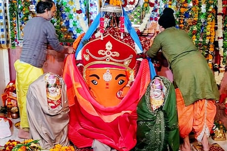 यहां ठंड में भगवान को पहनाए जा रहे गरम कपड़े और हीटर से दी जा रही गर्मी यहां ठंड में भगवान को पहनाए जा रहे गरम कपड़े और हीटर से दी जा रही गर्मी