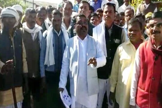 किसानों की अधिकृत जमीन को वापस करने की मांग को लेकर कलेक्टर को सौंपा ज्ञापन