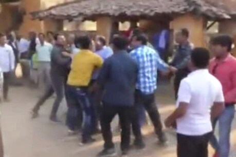 एसडीएम कार्यालय के बाहर कांग्रेस कार्यकर्ताओं में हाथापई