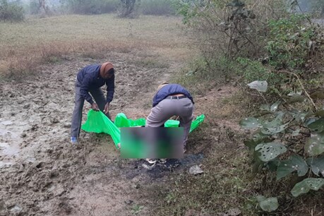 खूंटी थानाक्षेत्र के तिरिलटोली गांव में युवती की अधजली लाश मिली