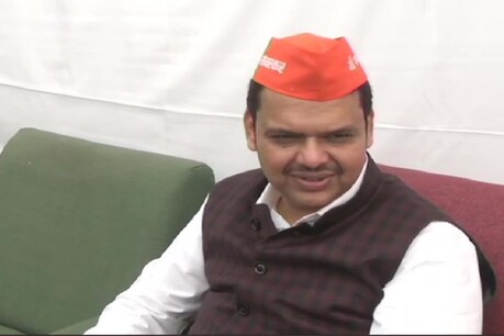 टोपी पहनकर विधानसभा पहुंचे फडणवीस