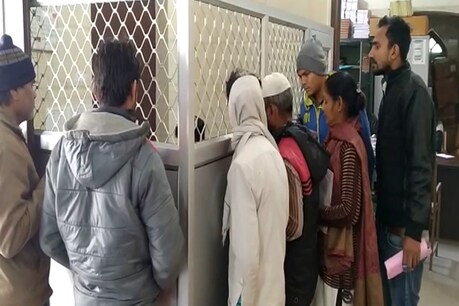 CAA पर हुए बवाल के बाद हापुड़ के लोगों में होड़, बर्थ सर्टिफिकेट बनवाने के लिए लगी कतार CAA पर हुए बवाल के बाद हापुड़ के लोगों में होड़, बर्थ सर्टिफिकेट बनवाने के लिए लगी कतार