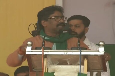 पाकुड़ में चुनावी जनसभा के दौरान हेमंत सोरेन ने बीजेपी के नेताओं पर दी विवादित टिप्पणी