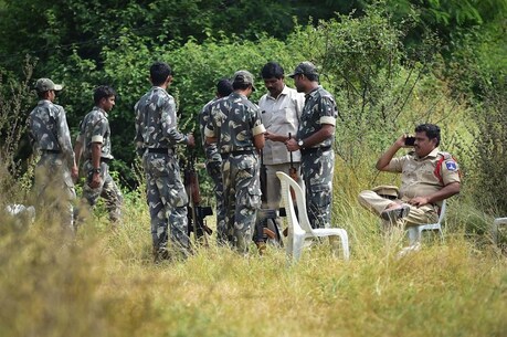 हैदराबाद एनकाउंटर : सड़ चुकी बॉडी का कैमरे के सामने होगा पोस्टमॉर्टम, शाम तक परिजनों को मिलेगा शव हैदराबाद एनकाउंटर : सड़ चुकी बॉडी का कैमरे के सामने होगा पोस्टमॉर्टम, शाम तक परिजनों को मिलेगा शव