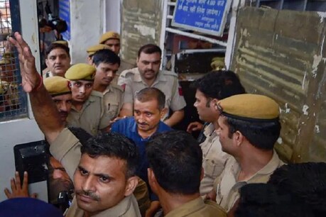 उम्रकैद की सजा सुनते ही कोर्टरूम में कुलदीप सेंगर रोने लगा (फाइल फोटो)