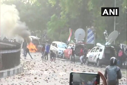 लखनऊ में भीड़ ने जमकर तोड़फोड़ की थी कई गाड़ियों को फूंक डाला था. लखनऊ में भीड़ ने जमकर तोड़फोड़ की थी कई गाड़ियों को फूंक डाला था.