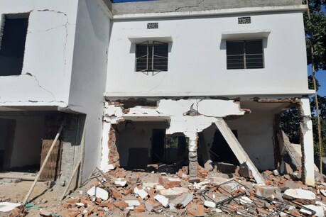 खूटी में नक्सलियों ने निर्माणाधीन स्वास्थ्य उपकेंद्र को विस्फोट कर उड़ाया