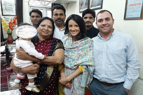 अनाज बच्ची को अमेरिकी दंपति ने गोद लिया