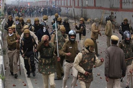सीलमपुर-जाफराबाद हिंसा : दिल्ली पुलिस ने बताया-जैसे ही विधायक गए, पत्थरबाजी शुरू हो गई सीलमपुर-जाफराबाद हिंसा : दिल्ली पुलिस ने बताया-जैसे ही विधायक गए, पत्थरबाजी शुरू हो गई