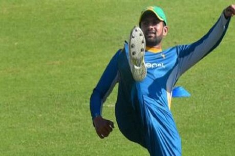 शोएब मलिक ने क्रिसमस पर अपनी और एमएस धोनी की एक तस्वीर सोशल मीडिया पर शेयर की है. (फाइल फोटो)