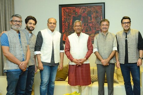 मुख्यमंत्री ने इन फिल्मकारों को उत्तराखण्ड में कण्डाली (बिच्छु घास) से बनी जैकेट भेंट की जिसकी सभी ने तारीफ़ की.