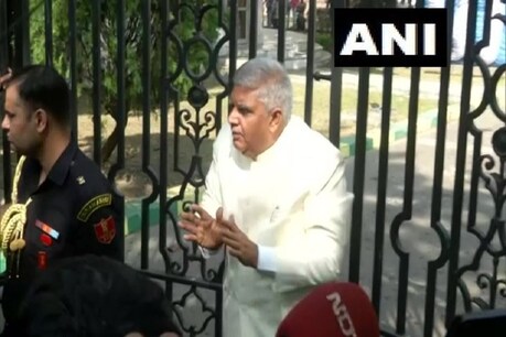 पश्चिम बंगाल विधानसभा के बाहर खड़े राज्यपाल जगदीप धनकर.