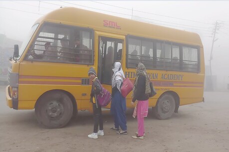 रोज सुबह उठकर इस हाड़ कंपा देने वाली ठंड में बच्चों को स्कूल जाना पड़ता है