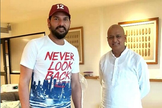 भारतीय क्रिकेटर युवराज सिंह और बीजेपी एमपी अनिल बलुनी