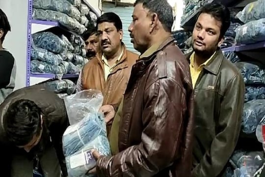 भोपाल में नकली जींस की दुकान पर पुलिस का रेड
