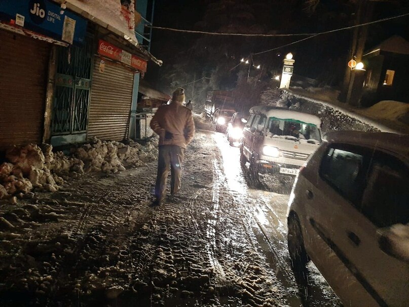 हिमाचल में बर्फबारी के चलते अब भी 150 से ज्यादा सड़कें बंद हैं. चंबा, कुल्लू और  शिमला के ऊपरी इलाके देश और दुनिया से कटे हुए हैं.