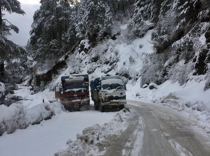 बर्फबारी के चलते कुफरी मार्ग बंद हो गया है. गुरुवार देर रात बड़ी संख्या में कुफरी में सैलानी और आम लोग फंस गए थे, जिन्हें जिला पुलिस की टीमों ने रेस्क्यू किया. 