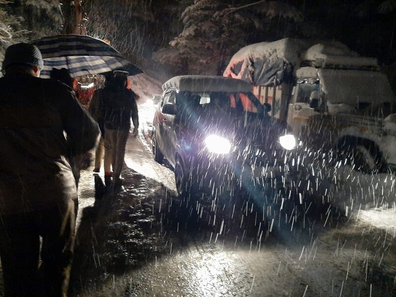 जिला प्रशासन की ओर से कुफरी मार्ग से बर्फ हटाई जा रही है. शिमला से मशोबरा तक रोड बहाल है. वहीं, कुफरी मार्ग के शुक्रवार दोपहर तक बहाल होने की उम्मीद है. 