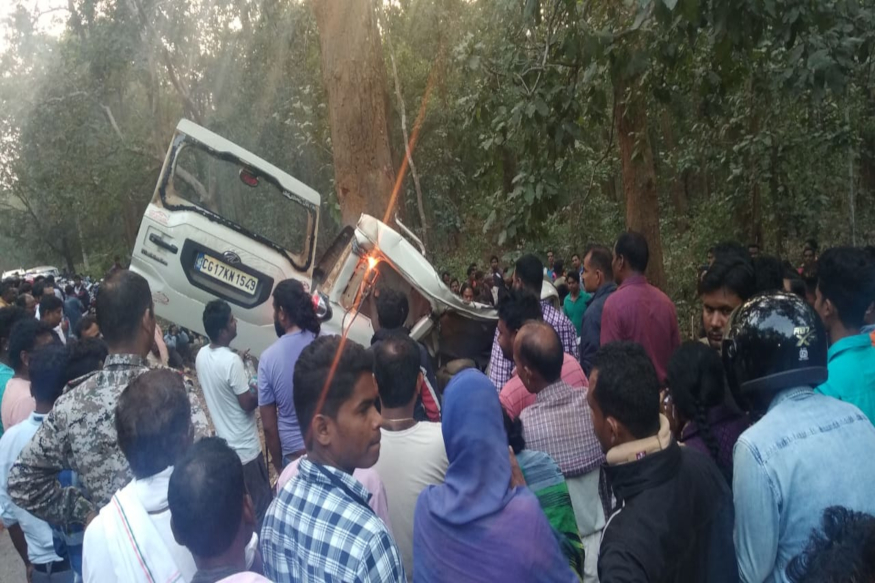 पेड़ से टकराई तेज रफ्तार कार, हादसे में 6 लोगों की मौत, 4 घायल, 6 killed and 4 injured as a in high speed car collided with tree in dantewada latest news