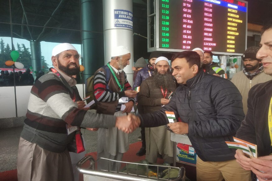 श्रीनगर एयरपोर्ट पर यात्रियों को तिरंगा झंडा भेंट करते एयर इंडिया के वरिष्ठ प्रबंधक धनंजय कुमार. Dhananjay Kumar, Senior Manager of Air India presenting the tricolor flag to the passengers at Srinagar Airport.
