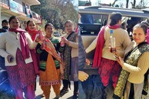 PHOTOS: मस्ती का अड्डा नहीं बनेगा बीड़-बिलिंग, महिलाओं ने रोकी गाड़ियां, शराब मिली तो लौटाया