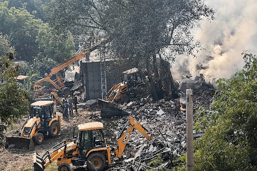 भीषण आग लगने के बाद वहां रखी बैटरियों में धमाका हो गया जिससे फैक्टी की बिल्डिंग ढह गई (फोटो: पीटीआई) भीषण आग लगने के बाद वहां रखी बैटरियों में धमाका हो गया जिससे फैक्टी की बिल्डिंग ढह गई (फोटो: पीटीआई)