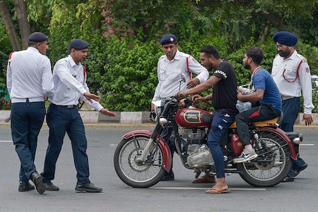 ट्रैफिक कानून (Traffic Law) तोड़ने के चालान (Challan) लोगों के मोबाइल पर भेजे जा रहे हैं. दिल्ली की सौ से अधिक सड़कों और 50 चौराहों पर कैमरों की मदद से नियम तोड़ने वालों की निगरानी की जा रही है.