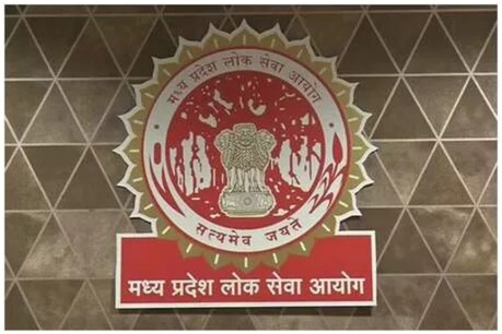 हटाए गए दोनों पर्यवेक्षकों को व्यापमं घोटाले से संबंध रहा है.
