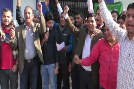 बैंक कर्मियों ने मांगे नहीं मानी गई तो 1 अप्रैल से अनिश्चितकालीन हड़ताल की दी चेतावनी