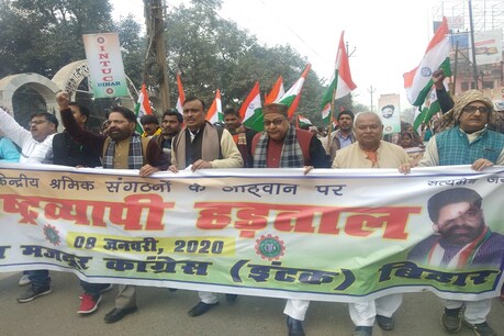 पटना की सड़कों पर हड़ताल का मिला जुला असर दिखा.