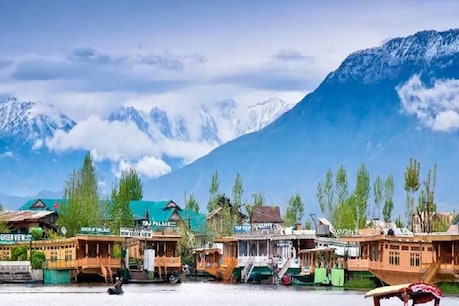 30 साल से विस्थापित कश्मीरी पंडितों ने घाटी में एक स्थान पर बसाने की मांग की 30 साल से विस्थापित कश्मीरी पंडितों ने घाटी में एक स्थान पर बसाने की मांग की