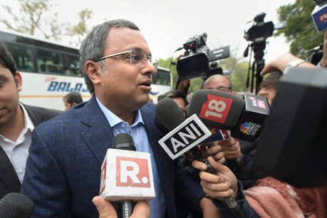 दिल्ली में ईडी के सामने पेश होने के लिए जाते कार्ति चिदंबरम की फाइल फोटो (PTI)
