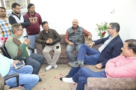 पिछले साल मार्च में अपने शहर आए नीमचवाला ने अपने दोस्तों से मुलाकात की थी